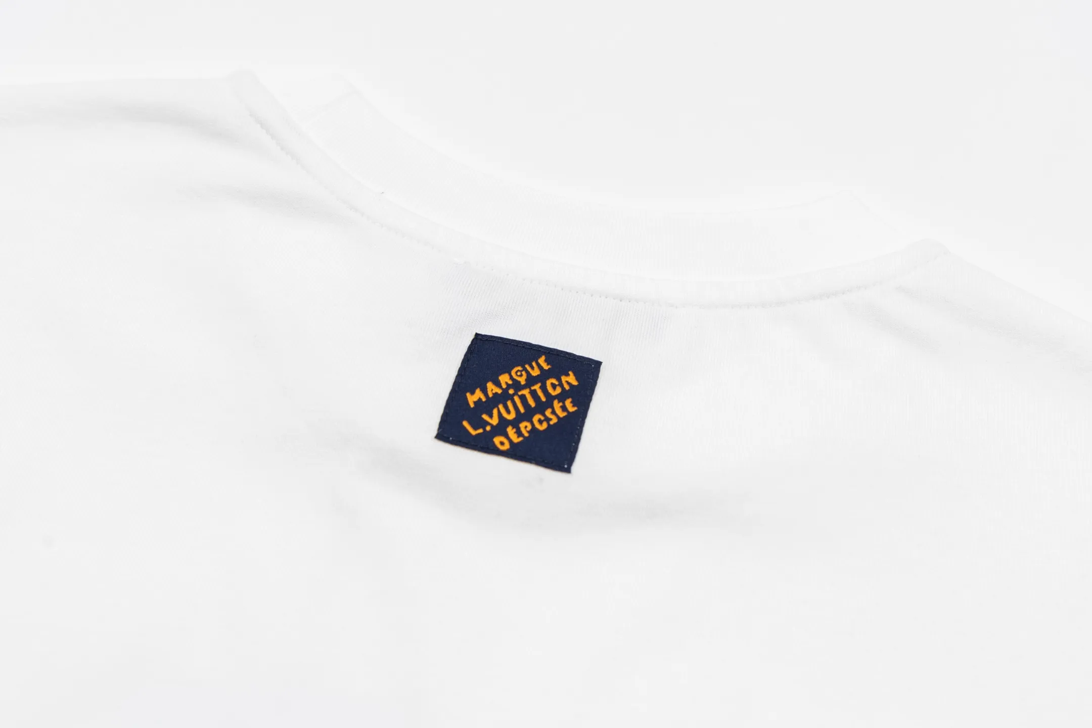 🅿️280 1v 25FW hand-signed letter embroidered short sleeves. The fabric is made of 12S 230g plain cotton fabric, and the rib is made of 32S 300g double yarn stretch rib. This cotton T-shirt is made of soft wool-like yarn, with logos and letters embroidered on the front and back, creating a visual effect that resembles a knitted texture. Suitable for matching with various casual styles, showing fun and elegant style. The fabric is made of 12S cotton to ensure breathability and softness for daily wear. The high-density ribbing on the neckline improves elasticity and deformation resistance through a double yarn structure and higher weight, forming a practical structure of "primary flexibility and supplementary toughness". Flat stitch embroidery three-dimensional craft is a special embroidery technique that uses flat stitch to create embroidery with a three-dimensional feel. This process creates a richer three-dimensional effect and layering by precisely controlling the depth and angle of the stitches and increasing the density and length. Size:XS-S-M-L